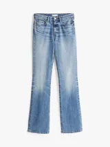 Pantalón de jean de tiro medio con corte bootcut, color celeste claro con efecto de lavado. Cierre con cremallera y botón, cinco bolsillos y logo bordado en el bolsillo trasero.