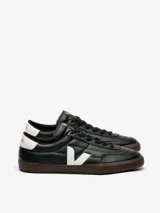 Championes urbanos Veja modelo Panenka, color negro con detalles en blanco y suela de goma color marrón. Presentan el logo lateral en forma de V y cierre con cordones.