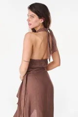 Top color blanco de lino italiano, con diseño de escote halter pronunciado, espalda descubierta y nudo frontal.