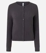Cardigan femenino Blue Steel confeccionado en tricot con viscosa certificada, con textura en relieve, cuello redondo, mangas largas, cierre frontal de botones y terminaciones acanaladas.