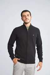 Campera tejida de algodón con cierre frontal completo, cuello alto y mangas largas. Presenta un diseño básico con logo bordado en el pecho.