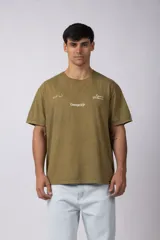 Remera de algodón con efecto lavado gastado, cuello redondo y mangas cortas. Presenta estampados minimalistas en el frente con el logo de la marca y la frase 'Local Based, Global Attitude'.