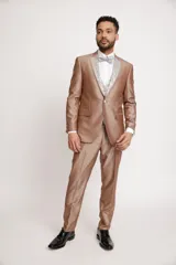 Traje de tres piezas color bronce con acabado satinado, compuesto por saco entallado, pantalón de vestir y chaleco con solapas estampadas en tonos grisáceos. Incluye moño a juego.
