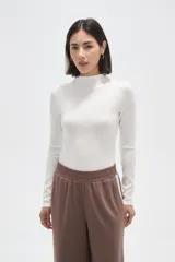 Body de manga larga con cuello alto, confeccionado en tejido al cuerpo.