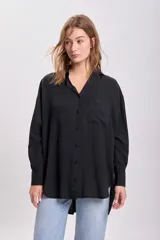 Camisa negra de lyocell con cuello clásico, cierre frontal con botones, manga larga y bolsillo en el pecho.