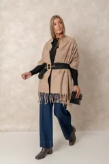 Cinturón ancho de material tipo gamuza color negro, con hebilla cuadrada dorada texturizada y ojales metálicos.