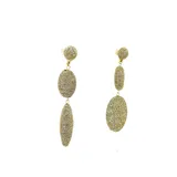 Aros colgantes largos con forma ovalada, recubiertos de hilos brillantes color dorado.