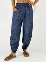 Pantalón de lino color amarillo mostaza, de corte bombacho y relajado, con bolsillos delanteros aplicados y cintura elástica.