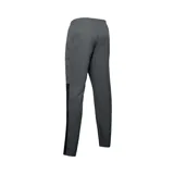 Pantalón deportivo Under Armour de hombre, color negro, confeccionado en tejido ripstop elástico resistente al viento y al agua. Cuenta con forro de malla, pretina elástica con cordón ajustable, bolsillos laterales y cierres en los tobillos.