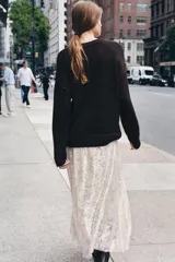 Jersey de punto de cuello redondo y manga larga con hombro caído y costuras marcadas. Presenta acabados en rib en cuello, puños y bajo.