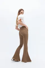 Pantalón de jean acampanado con alforza central.