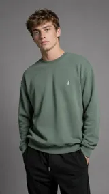 Buzo de cuello redondo verde militar con pequeño bordado blanco en el pecho y diseño holgado.