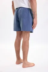 Short de baño con efecto lavado en color azul marino, de corte clásico y cordón ajustable en la cintura.