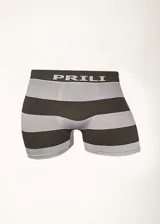 Boxer de microfibra sin costura, con diseño a rayas horizontales rojas y azules. Cintura elástica con logo de la marca en color rojo.