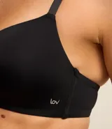 Soutien básico de microfibra color marrón, con relleno triangular suave, sin aro, con detalle en los laterales, espalda doble y tirantes finos regulables.