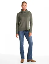 Buzo de punto color bordó con cuello volcado amplio y mangas largas. Presenta una costura central vertical en el frente y diseño con tajos laterales en el ruedo, siendo ligeramente más largo en la parte posterior.