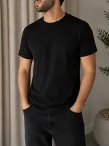 Remera negra de manga corta y cuello redondo, de corte clásico y diseño liso.