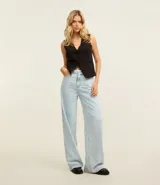 Pantalón wide leg de tiro alto confeccionado en jeans celeste, con trabillas en la cintura, bolsillos delanteros y traseros.