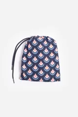 Short de baño celeste con estampado de hojas pequeñas en tonos verdes y blancos. Cuenta con cintura elástica con cordón ajustable, bolsillos laterales y un parche circular con logo en la parte inferior.