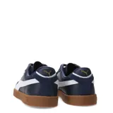 Championes urbanos Puma modelo Club II Era, color negro con detalles en blanco y suela de goma color marrón. Confeccionados en una combinación de cuero y gamuza, presentan el logo de la marca en dorado en el lateral.