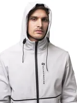 Campera softshell negra con capucha ajustable, cierre frontal completo y bolsillos laterales con cierre. Presenta puños con ajuste de velcro y logo de la marca estampado en el pecho.