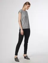 Blusa sin mangas de tejido canale color gris, con cuello redondo y diseño ajustado.