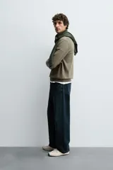 Polo de punto de corte regular fit, confeccionado en una mezcla de algodón. Presenta cuello solapa con abertura frontal, manga larga y acabados en rib en puños y bajo.