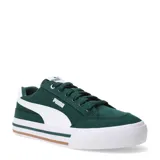 Championes urbanos Puma modelo Court Classic Vulc, de corte bajo, confeccionados en material textil color negro con la icónica franja lateral de la marca en blanco. Presentan una suela vulcanizada blanca con detalles en negro y una línea color caramelo en la base.