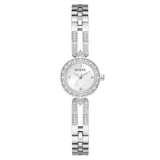 Reloj analógico Guess modelo Cassidy con caja y malla de acero inoxidable plateado. Presenta una esfera pequeña con bisel decorado con cristales y eslabones superiores también adornados con cristales.