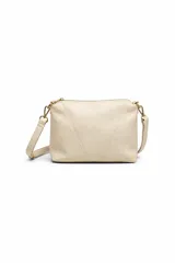 Cartera bandolera color marfil de cuero sintético con acabado texturado, costuras decorativas frontales, cierre superior y correa ajustable y desmontable.