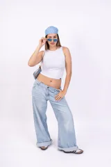 Musculosa negra ajustada al cuerpo, sin mangas y con cuello redondo.