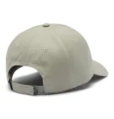 Gorra Columbia Provisions Ball de color gris claro, confeccionada en algodón, con diseño clásico de seis paneles, visera curva y cierre posterior ajustable. Cuenta con el logotipo de la marca bordado en el frente y un pequeño detalle bordado en el lateral.