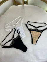 Pack de tres tangas tipo colaless con diseño de tiras regulables, confeccionadas en combinación de lycra y encaje. El set incluye una unidad en color blanco, una en color negro y una en color tostado con detalles de encaje negro.