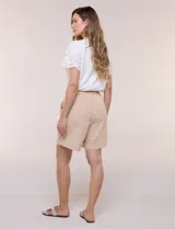 Short de algodón color celeste con sutiles rayas blancas, de silueta holgada, pierna recta y pretina fruncida con elástico y cordón de ajuste.