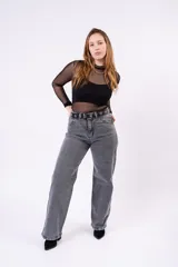 Jean de tiro alto y pierna ancha con lavado gris desgastado, estilo vintage.