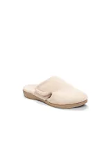 Pantuflas tipo mule de tela de rizo color beige, con cierre ajustable de velcro en el empeine y suela de goma flexible.