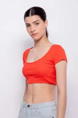 Top blanco de corte crop, escote redondo pronunciado y mangas cortas ajustadas.