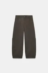 Pantalón cargo de tiro alto con corte holgado y diseño de volumen. Presenta bolsillos laterales tipo cargo, bolsillos frontales clásicos y cierre frontal con cremallera y botón.
