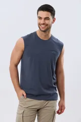 Musculosa azul melange con estampado en la espalda que incluye texto y gráficos de palmeras y olas.