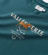 Remera masculina de manga corta color verde oscuro, con cuello redondo y corte recto. Presenta un estampado frontal con la frase "Vallée Verte" y un diseño de caballo de polo con raquetas cruzadas.