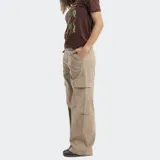 Pantalón cargo de corte holgado en color verde militar, con bolsillos laterales tipo cargo y costuras verticales decorativas en el frente.