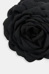 Pinza para el pelo con flor grande en relieve, color negro.
