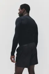 Short deportivo negro H&M en tejido funcional con tecnología DryMove™, de corte estándar, cintura elástica con cordón ajustable, bolsillos laterales y aberturas en el dobladillo.