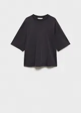 Remera gris de corte holgado, manga corta y cuello redondo.