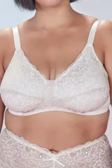 Soutien reductor sin aro de puntilla elastizada color blanco, forrado en algodón 100%. Breteles elásticos anchos regulables y espalda reforzada.