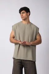 Musculosa oversize de tejido de lino con textura marcada, corte suelto, cuello redondo y terminaciones deshilachadas en las sisas.