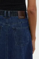 Falda larga de denim azul con paneles en contraste de lavado más oscuro y tiro medio.