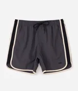 Bermuda deportiva gris oscuro confeccionada en poliamida, de corte corto, con cintura elástica, cordón ajustable y ribetes laterales en color blanco.