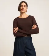 Suéter marrón de tricot con cuello redondo y manga larga.