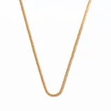 Cadena dorada de acero enchapado con eslabones pequeños.